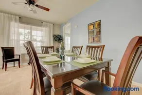 Gorgeous 1st-Floor, End Unit Condo w LAKEVIEW - Image 2