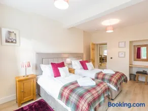 Chauffeur's Cottage with Hot Tub - Image 5
