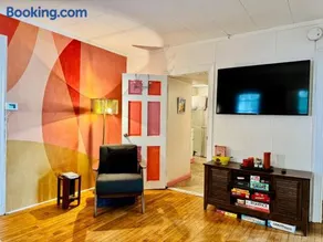 2BR Pet Friendly Gem with Garden - Image 1