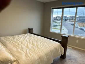 Bedroom Near Edmonton Airport - Image 3
