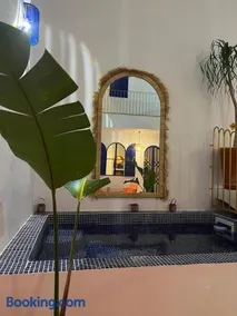 Riad Lyabaïana privatisé, piscine et vue mer dans la médina - Image 1