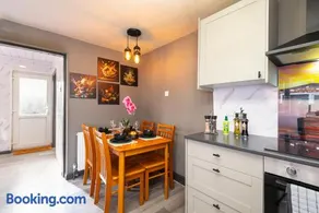 Amen 4 Bedroom Garden Street Parking 2 Bathroom - Perfect for Contractors, Groups - Image 5