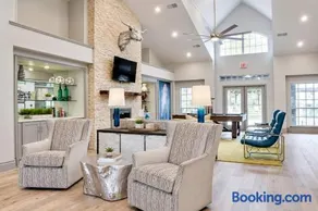 Stunning Lakefront 3BR, Wake Up to Water - Image 1