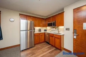 B106 - 1 Bedroom Standard View Suite at Lakefront Hotel - Image 3