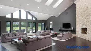 Mattaccino by Rove Travel - Estate with Pool & Spa - Image 4