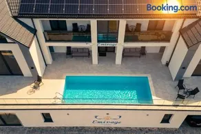 Emirage Luxury Villa Infinity Pool and Spa - Image 2