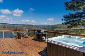 Dog-friendly 2-level gorge view home with hot tub lovely deck central AC W&D - Image 1