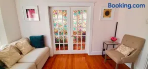 Near Train Station Gorgeous 3-Bedroom Apartment with Patios - Image 3