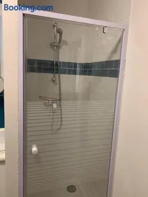 Chambre avec salle de bains privée - Wifi - Coin repas - Garage vélos - Image 3