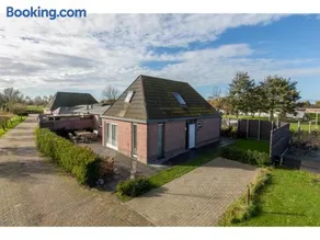 Family house on a small park with a large playing field - Image 2