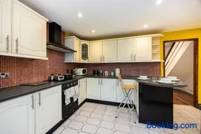 Private Garden & Parking, Suite & Rooms Thamesmead - Image 4