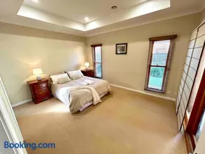 Grand retreat in peaceful street - Image 4