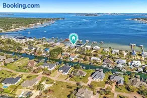 Coastal Cottage Retreat Pool, Boat Dock, & Minutes to Pirates Cove - Image 2