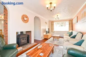 Dassia-Rural Bungalow, Dog Friendly with Hot Tub Near Gurnard - Image 3