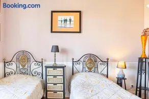 B&B Quarto Violeta com Chaminé - Image 1