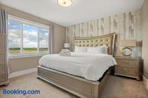 Large Detached Near Anthony Henday in Albany with 2 Living Rooms, Netflix, Office Space, AC, Perfect for Families, Sleeps 13 - Image 1