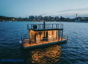 Stunning water view, pet friendly, luxury 3-bed - Image 2