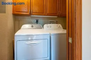 Mountain View/Jacuzzi/ Fire pit/ close to downtown - Image 2