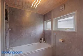 18 Bucklands Stylish Chalet, Bideford Bay, Starlink WiFi - Image 2