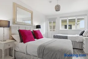 Beautiful small home - Image 4