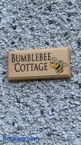 Bumblebee Cottage - Image 2