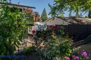 Chic RV Retreat, Stunning Yard in Roseburg - Image 1