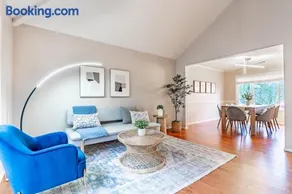 Spacious & Serene 6-Br Family Retreat in Kirkland - Image 2