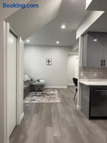 Cozy Suite Near Airport - Image 2