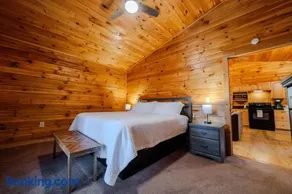 Romantic Cabin w Hot Tub Near Old Mans Cave - Image 2