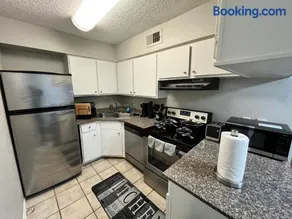 Modern & Cozy Apartment near The Galleria - Image 2