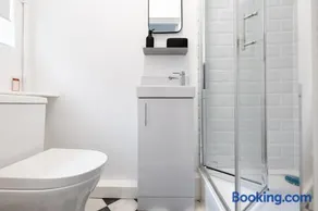 The Hove Retreat - Sleeps 10 - 4BR Coastal Escape - Image 2