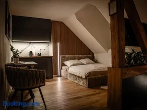 Apartmán Loft l Main Square Stay with Luxury Bath - Image 2
