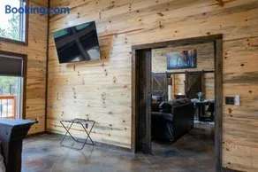 The Luxurious - River Ranch - Cabin Sleeps 9! - Image 3