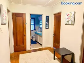 Queen Bed Near SU, Inviting Home. - Image 4