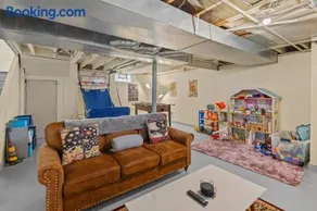 Game House in Royal Oak with Tiki Hut Dog Friendly - Image 1