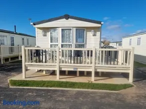 8 BERTH DELUXE CARAVAN Pg156 GOLDEN PALM CHAPEL ST LEONARDS - Image 1