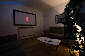 Stunning City Centre House With Hot Tub & Cinema Room - Image 3