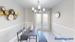 Blissful Townhouse Retreat - Image 4