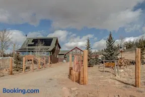 Spacious Rustic Mountain Lodge Near Fairplay for 8 - Image 1