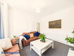 Nottingham Spacious Home 4 Bedroom Sleeps 7 Parking - Image 2