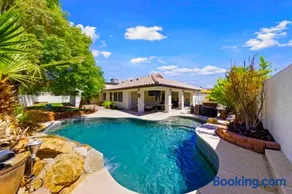 Ultimate Vacation: A Luxurious Oasis with a Pool! - Image 2