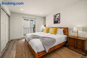Sleek 3BR Seattle Townhome - Mins to UW and Downtown - Image 3
