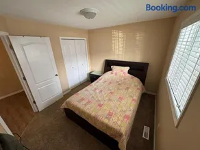 Cozy 2-Bedroom Suite Near Sylvan Lake - Image 1
