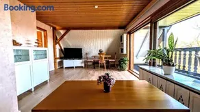 Wohnung am Wald in ruhiger Siedlung Panoramablick zum höchsten Kunstwerk der Welt 5 Min zur Autobahn oder Zentrum - Image 1