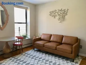 Cozy Private Rooms and Bathrooms in spacious Apartment - Image 1