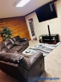 6 Bedrooms Bar Lounge and Pool - Image 4