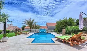 Lantana Holiday Home - Image 1