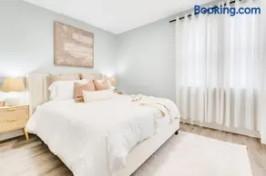 Spacious & Cozy 4-Bedroom Retreat Near the Falls Sleeps 8 - Image 2