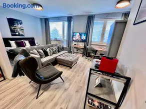 BL - The Executive Suite, Boru - 24hr Self Check-in, Free Private Parking, Balcony with Mountain View, 5 minute walk to City Center - Image 3