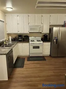 Cozy Family Home - 20 Mins from Disneyland - Image 2